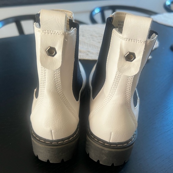 “To be Honest” white boots to make your fall outfit look awesome. - Picture 3 of 6